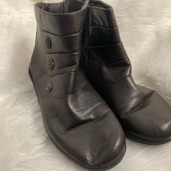 Woman’s size 10W Ankle Boots with Button Accents - Picture 1 of 7